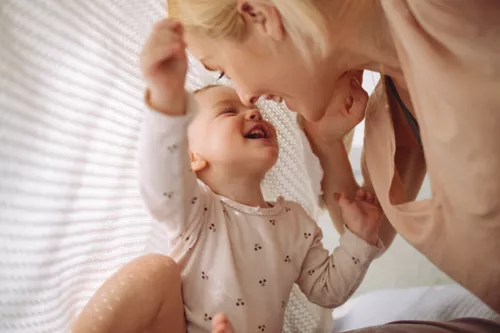 Constipation et poussées dentaires chez bébé